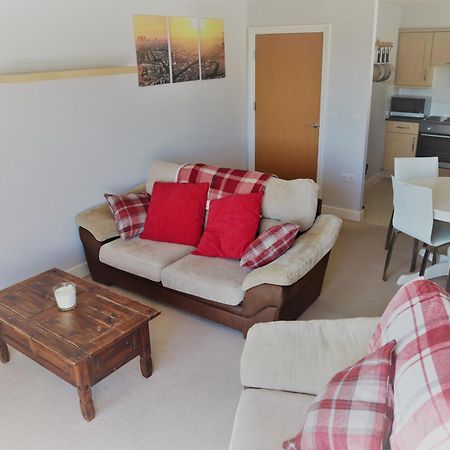 Appartement 2Br Apt In Crawley W Parking - Near Gatwick Extérieur photo